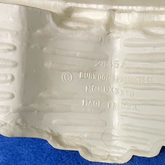 VINTAGE 1987 Burwood Product of White Shelf looking like Whicker with Blue Bow. - Picture 5 of 9